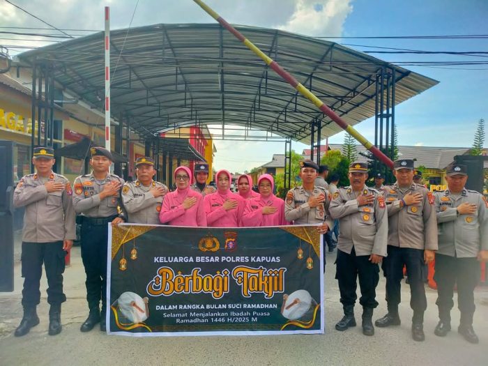 Polres Kapuas Bagikan Takjil, Wujud Kepedulian Polri Di Bulan Ramadhan 1446 H/2025 M
