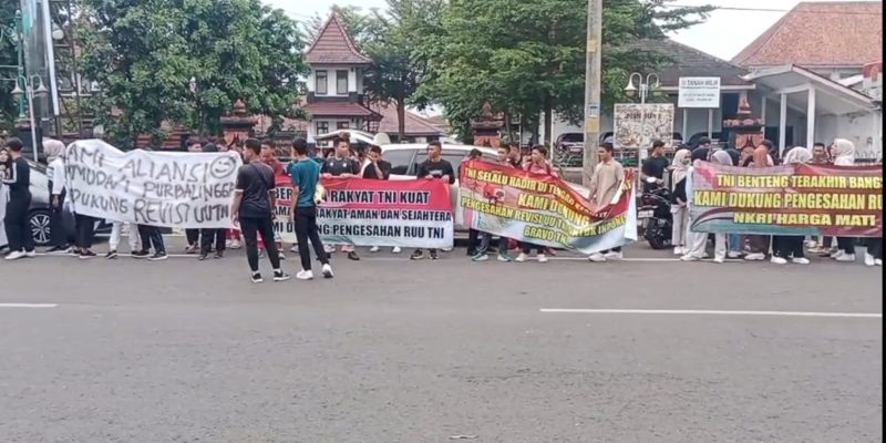Aliansi Pemuda Pemudi Purbalingga dan Aliansi Masyarakat Purbalingga Gelar Aksi Dukung Pengesahan Revisi UU TNI