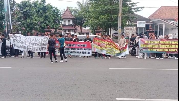 Aliansi Pemuda Pemudi Purbalingga dan Aliansi Masyarakat Purbalingga Gelar Aksi Dukung Pengesahan Revisi UU TNI