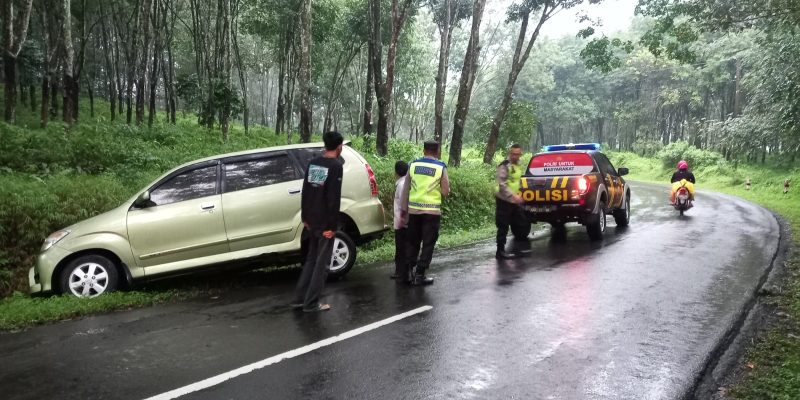 Polisi Bantu Evakuasi Mobil Pemudik Yang Terperosok ke Parit