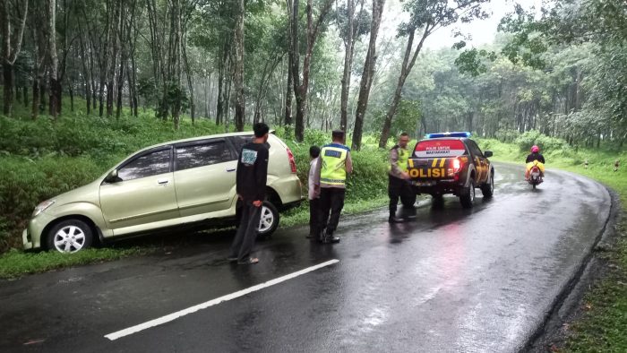 Polisi Bantu Evakuasi Mobil Pemudik Yang Terperosok ke Parit