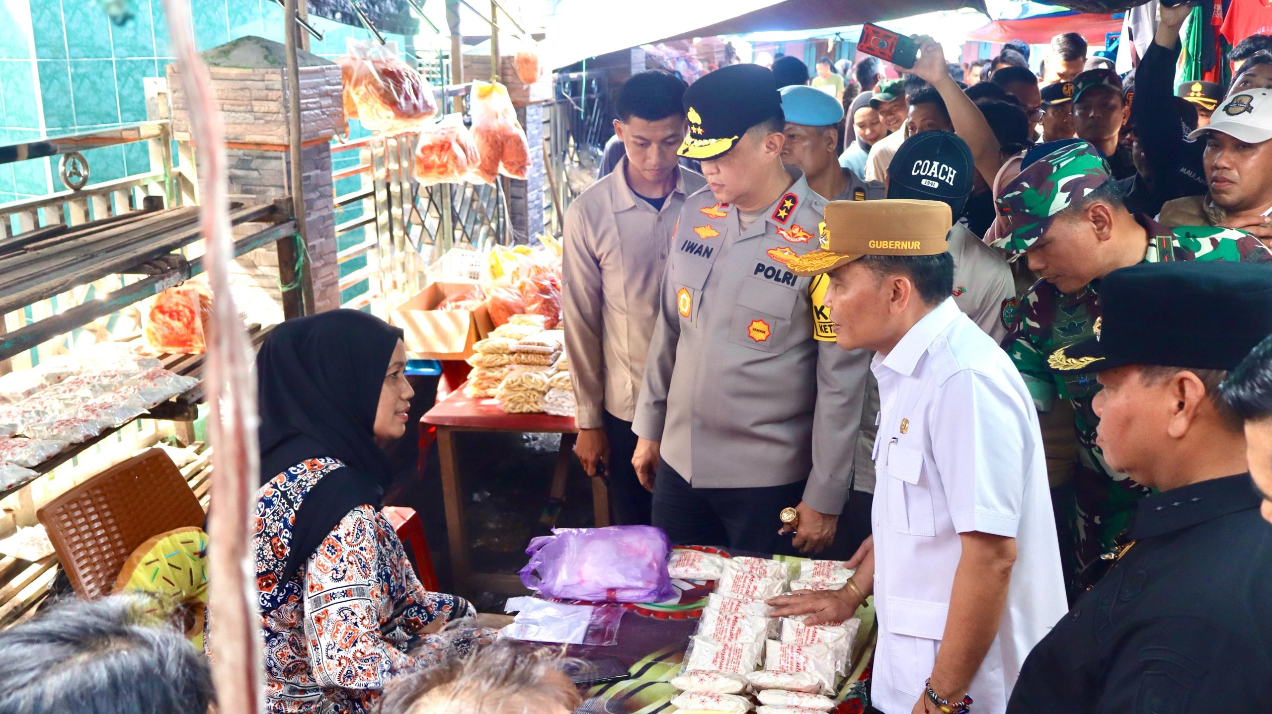 Kapolda Kalteng Bersama Gubernur dan Danrem Tinjau Pasar Tradisonal, Bandara Dan Pelabuhan di Sampit