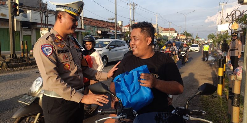 Ngaku Lupa Bawa Helm, Pengendara di Batang Justru Dapat ‘Hukuman’ yang Bikin Netizen Terharu