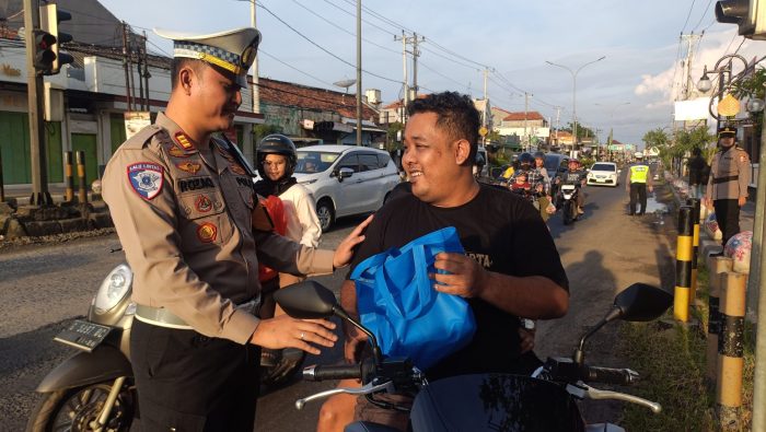 Ngaku Lupa Bawa Helm, Pengendara di Batang Justru Dapat ‘Hukuman’ yang Bikin Netizen Terharu