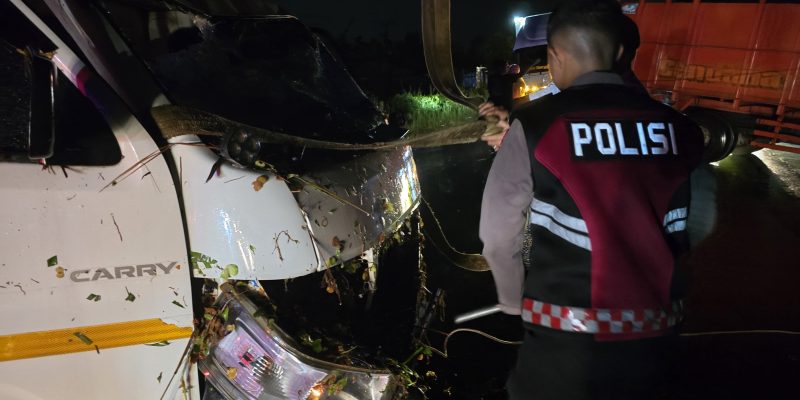 Tanggap Dan Sigap, Personel Ditsamapta Polda Kalteng Evakuasi Mobil Pickup Masuk Parit