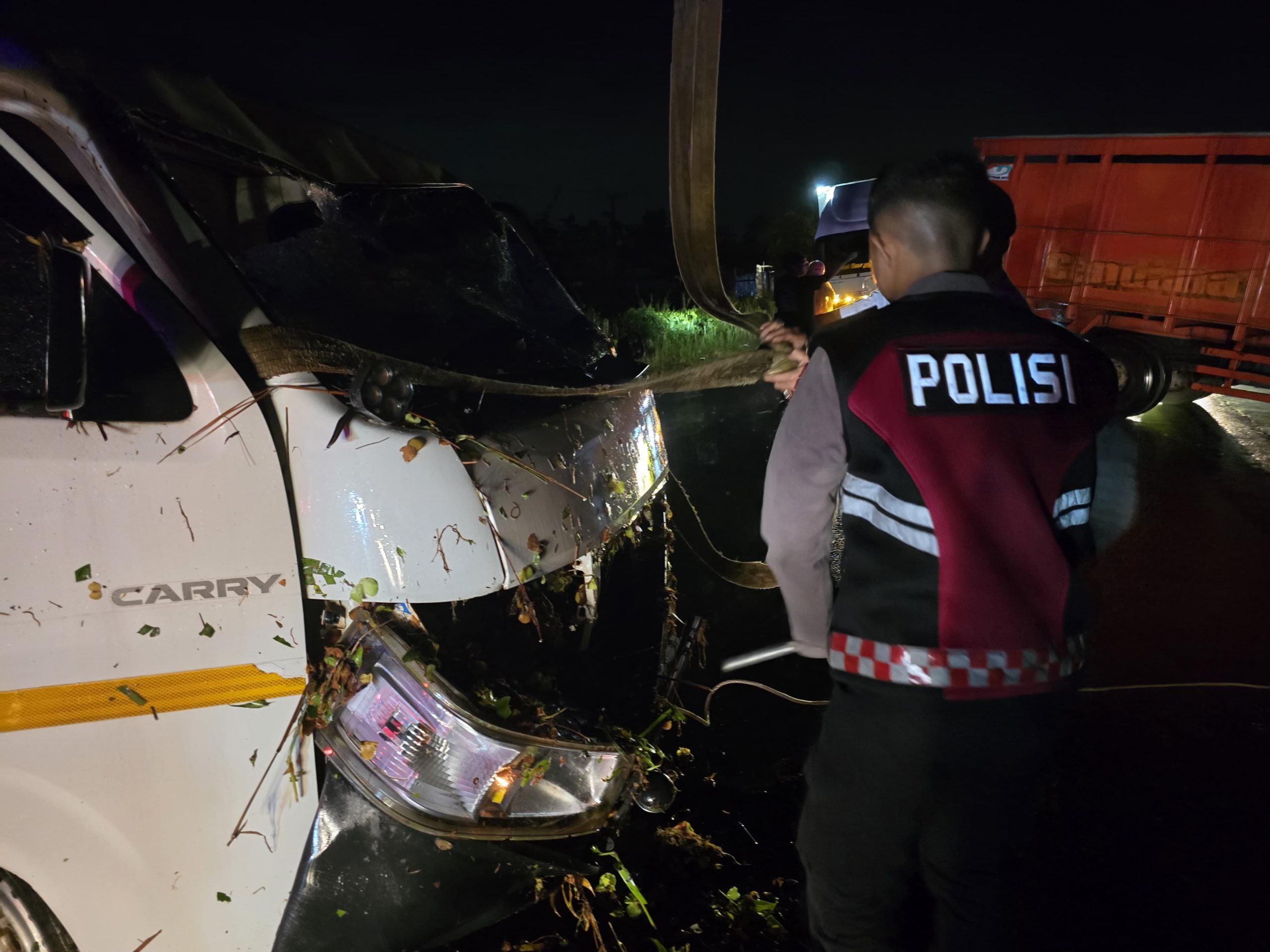 Tanggap Dan Sigap, Personel Ditsamapta Polda Kalteng Evakuasi Mobil Pickup Masuk Parit
