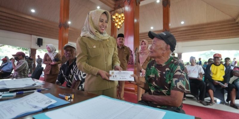 Pemkot Mojokerto Salurkan Bansos bagi Tukang Becak Menjelang Lebaran