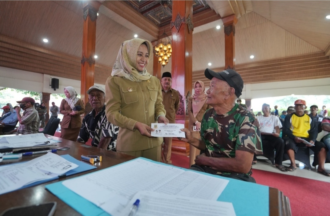 Pemkot Mojokerto Salurkan Bansos bagi Tukang Becak Menjelang Lebaran
