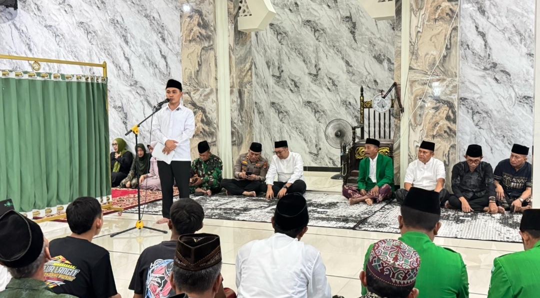 Safari Ramadan Perdana, Bupati Al Barra Serahkan Bantuan Pembangunan Masjid
