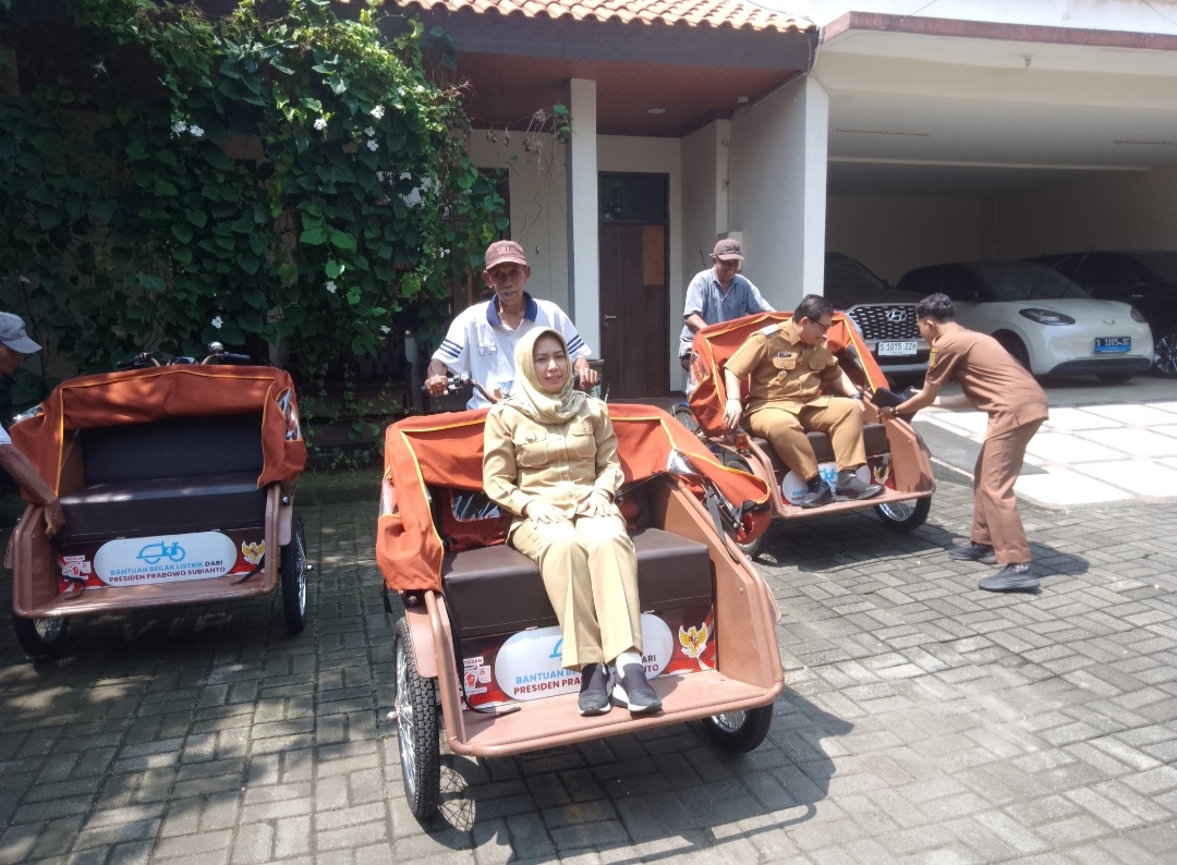 20 Becak Listrik Disalurkan di Kota Mojokerto, Ning Ita Harap Usia Penerima Bisa Diturunkan