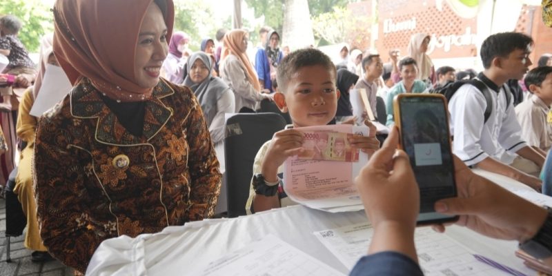 Tinjau Penyaluran Bansos Anak Yatim Non Panti, Ning Ita: Anak-anak Harus Bahagia