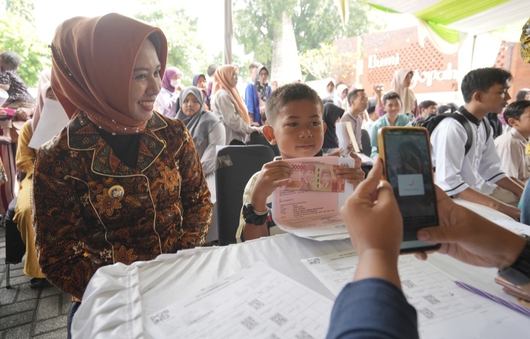 Tinjau Penyaluran Bansos Anak Yatim Non Panti, Ning Ita: Anak-anak Harus Bahagia