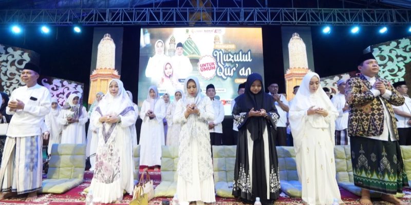 Peringatan Nuzulul Quran di Alun-alun Wiraraja, Jamaah Khidmat Dengarkan Tausiah Ustadzah Mumpuni