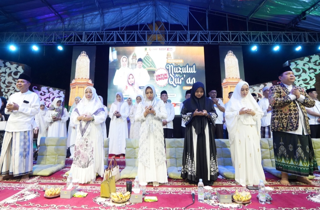 Peringatan Nuzulul Quran di Alun-alun Wiraraja, Jamaah Khidmat Dengarkan Tausiah Ustadzah Mumpuni