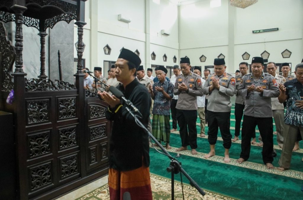 Keluarga Besar Polres Jombang Gelar Sholat Gaib Dan Doa Bersama Untuk Tiga Personel Polri yang Gugur Dalam Tugas