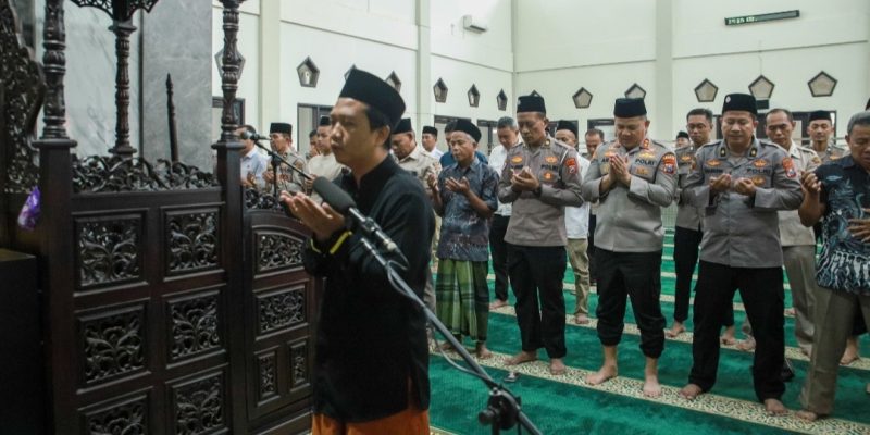 Keluarga Besar Polres Jombang Gelar Sholat Gaib Dan Doa Bersama Untuk Tiga Personel Polri yang Gugur Dalam Tugas