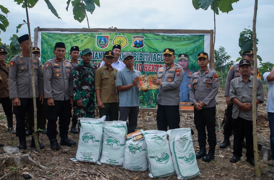 Kapolres Jombang Serahkan Bantuan Benih Jagung kepada LMDH Sumber Makmur Alaska di Desa Sumberaji, Kabuh