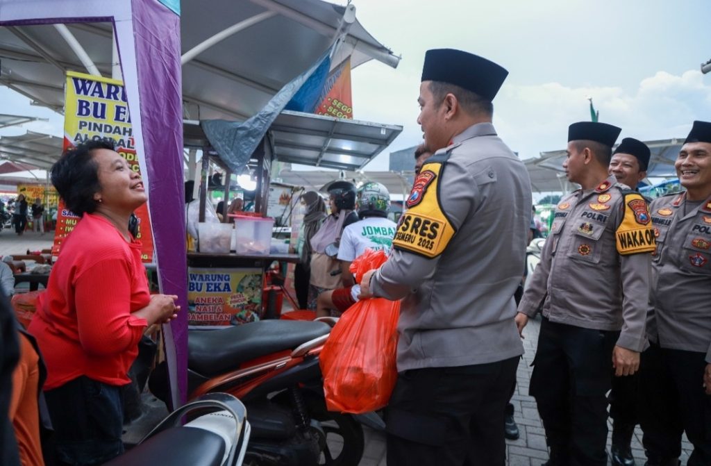 Kapolres Jombang Belanja Takjil di Sentra Kuliner Untuk Dibagikan Kepada Masyarakat