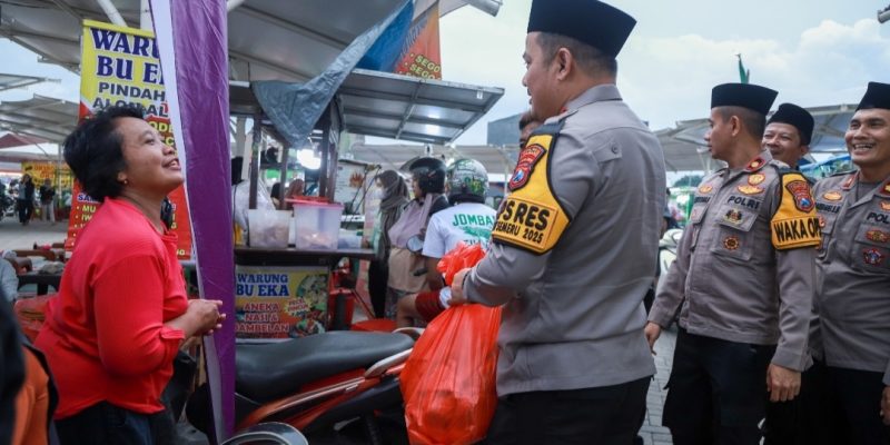Kapolres Jombang Belanja Takjil di Sentra Kuliner Untuk Dibagikan Kepada Masyarakat
