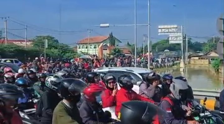 Banjir Besar di Bekasi, Polri Kawal dan Ijinkan Pengendara Motor Melintas di Jalan Tol Mendapat Apresiasi dari Masyarakat Luas
