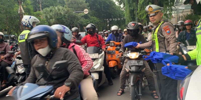 KB Samsat Surabaya Selatan Bagi-bagi Takjil, Ajak Masyarakat Tertib Dan Patuh Lalulintas