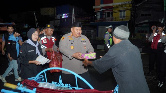Polres Pasuruan dan Mahasiswa Gelar Sahur On the Road, Sembari Berbagi Makanan kepada Masyarakat
