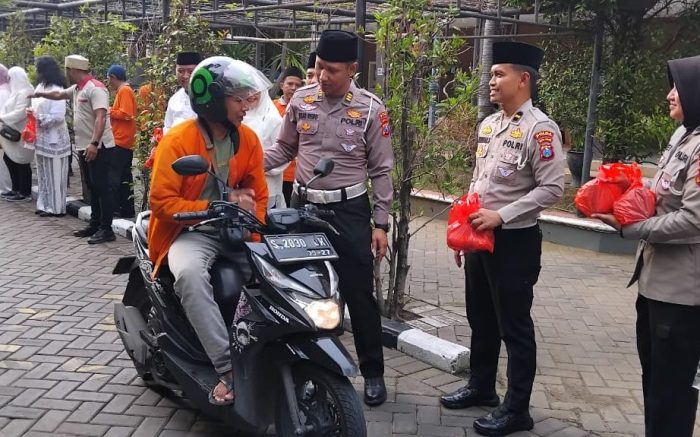 Safari Bulan Ramadhan, KB Samsat Surabaya Timur Bagi-bagi Takjil 300 Paket Kepada Masyarakat