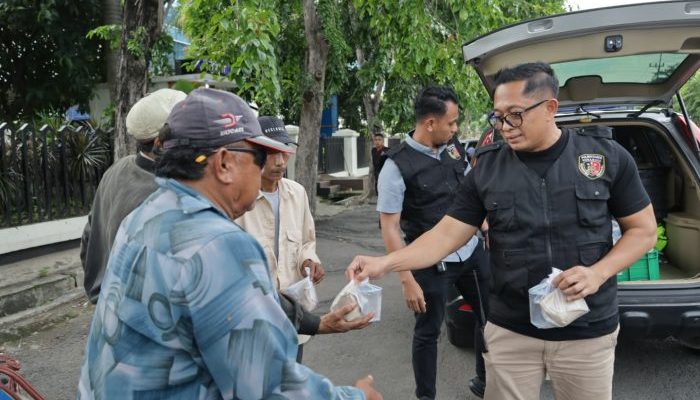 Ramadan Penuh Berkah, Polrestabes Surabaya Bagikan Takjil ke Abang Becak