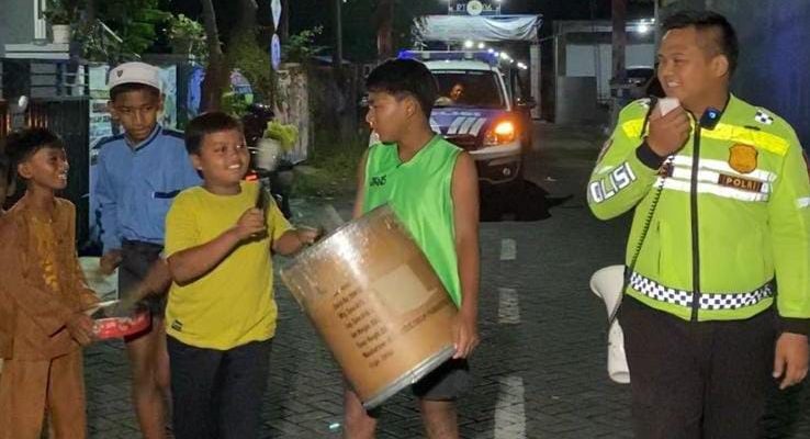 Cegah Tawuran dan Pencurian, Polres Pasuruan Dampingi Remaja Bangunkan Sahur