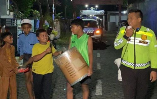 Cegah Tawuran dan Pencurian, Polres Pasuruan Dampingi Remaja Bangunkan Sahur