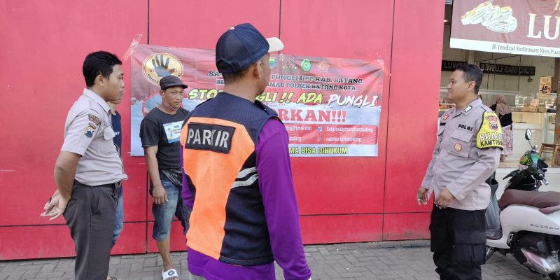 Cegah Premanisme dan Pungli, Bhabinkamtibmas Batang Sosialisasikan Saber Pungli ke Juru Parkir