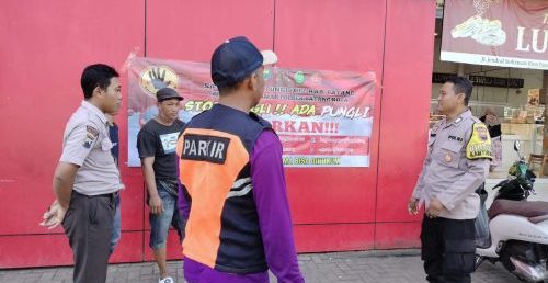 Cegah Premanisme dan Pungli, Bhabinkamtibmas Batang Sosialisasikan Saber Pungli ke Juru Parkir