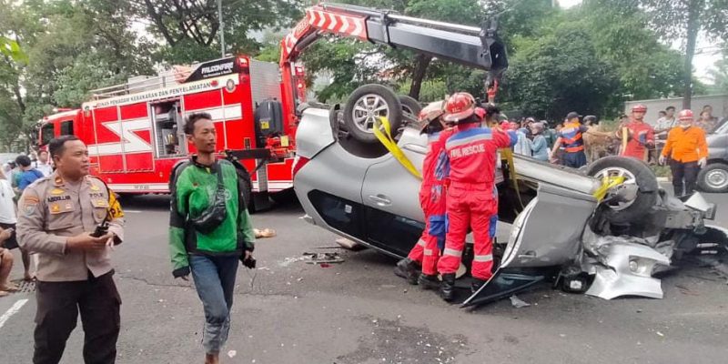 Polsek Genteng Gerak Cepat Melakukan Evakuasi Laka Lantas di Jalan Kusuma Bangsa