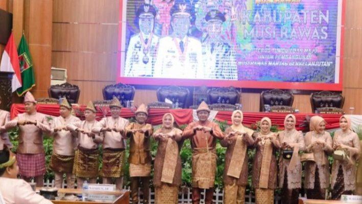 Bupati Musi Rawas Hj. Ratna Machmud dan Wakil Bupati H. Suprayitno menghadiri Rapat Paripurna DPRD