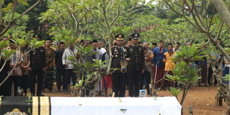 Kapolres Pekalongan Pimpin Upacara Persemayaman dan Pemakaman Almarhum Aiptu Kanapi