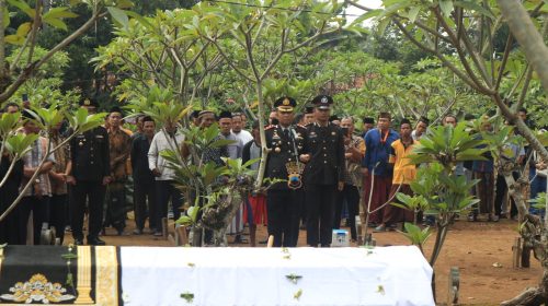 Kapolres Pekalongan Pimpin Upacara Persemayaman dan Pemakaman Almarhum Aiptu Kanapi
