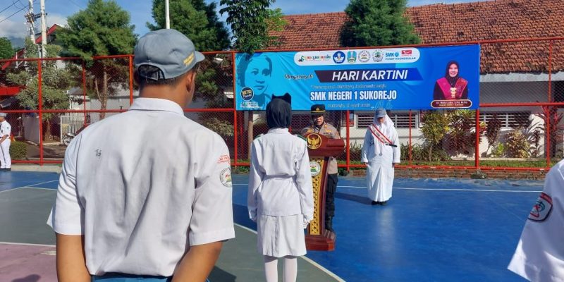 Kapolsek Sukorejo Jadi Pembina Upacara di SMKN 1, Sampaikan Pesan Kartini untuk Pelajar