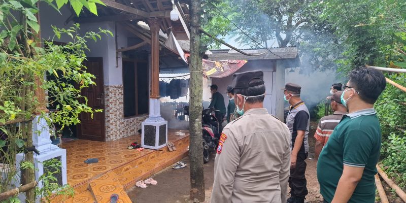 Meningkatnya Wabah DBD, Polsek Lumbang Bergerak Cepat Fogging Desa Cukurguling
