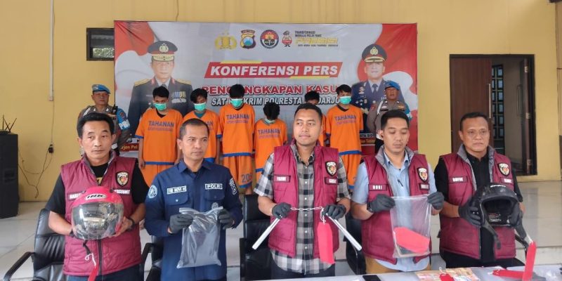 Satreskrim Polresta Sidoarjo Menangkap Enam Pemuda Dalam Sebuah Pesta Minuman Keras Yang Berakhir Dengan Kekerasan di Balongbendo