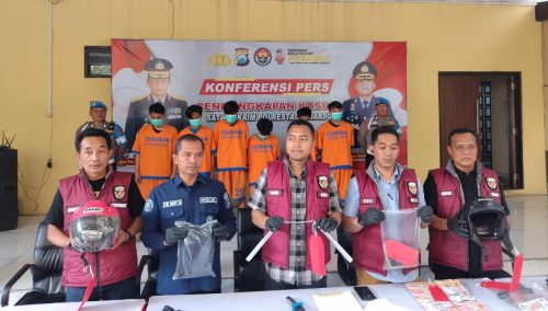 Satreskrim Polresta Sidoarjo Menangkap Enam Pemuda Dalam Sebuah Pesta Minuman Keras Yang Berakhir Dengan Kekerasan di Balongbendo