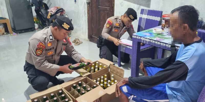 Puluhan Botol Miras Diamankan Polisi dari Warung yang Berlokasi di Sragi, Pekalongan