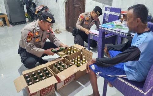 Puluhan Botol Miras Diamankan Polisi dari Warung yang Berlokasi di Sragi, Pekalongan