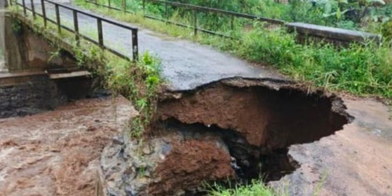 Longsor di Lebakbarang Akibatkan Jembatan Penghubung Desa Pamutuh dan Desa Depok Terputus