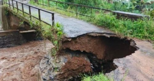 Longsor di Lebakbarang Akibatkan Jembatan Penghubung Desa Pamutuh dan Desa Depok Terputus