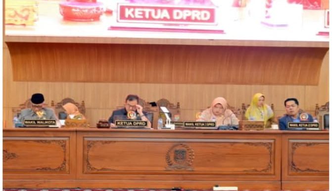 Rapat Paripurna DPRD Lubukinggau Mendengarkan Pemandangan Umum Fraksi Dewan Terhadap LKPJ Wali Kota Tahun 2024