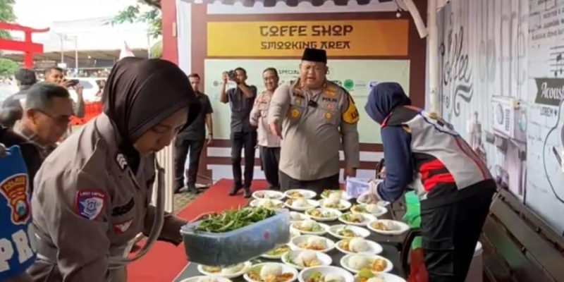 Mewujudkan Slogan Polri untuk Masyarakat, Polres Pasuruan Bagikan Makan Gratis untuk Pemudik