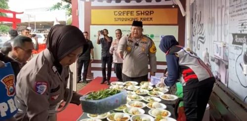 Mewujudkan Slogan Polri untuk Masyarakat, Polres Pasuruan Bagikan Makan Gratis untuk Pemudik