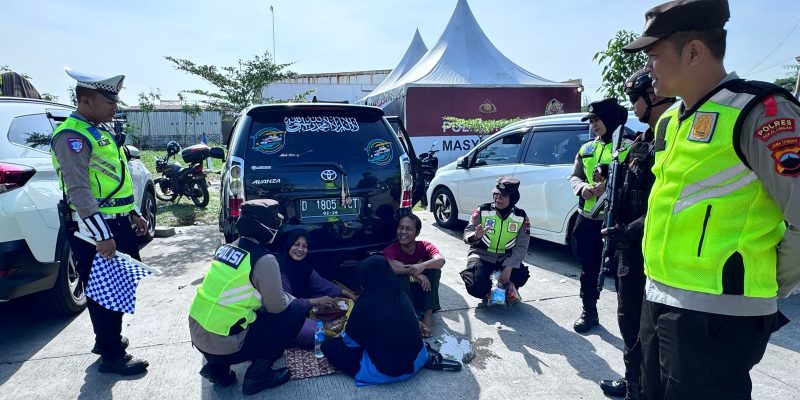 Polwan Pekalongan Berikan Himbauan Kepada Pemudik di Rest Area 338A