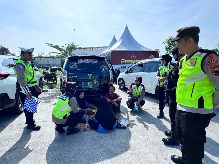 Polwan Pekalongan Berikan Himbauan Kepada Pemudik di Rest Area 338A