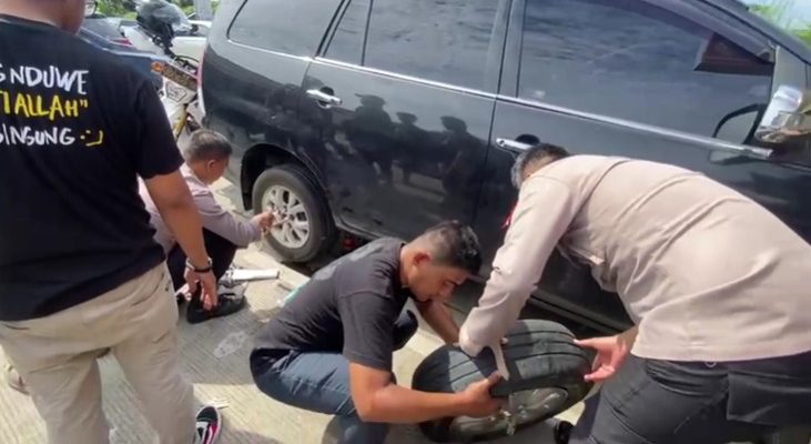 Alami Pecah Ban di Rest Area 338A, Pemudik Asal Bandung Ini Dibantu Polisi
